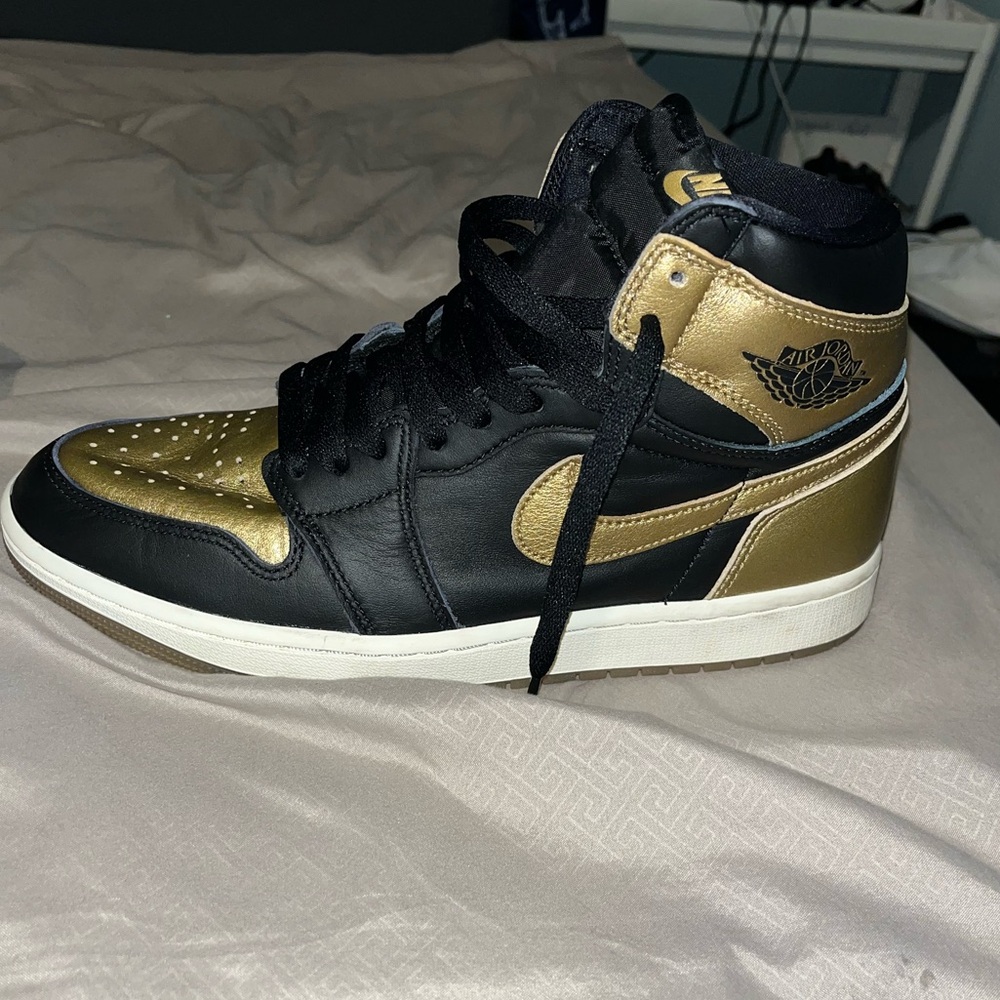AIR JORDAN RETRO 1 HIGH OG “Black and Gold”